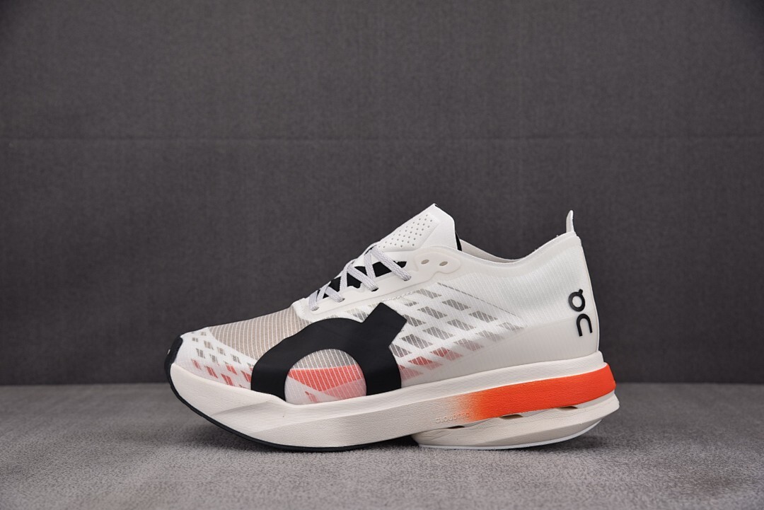 [순원] 온 러닝 클라우드붐 스트라이크 러닝화 화이트 블랙 (남여공용)