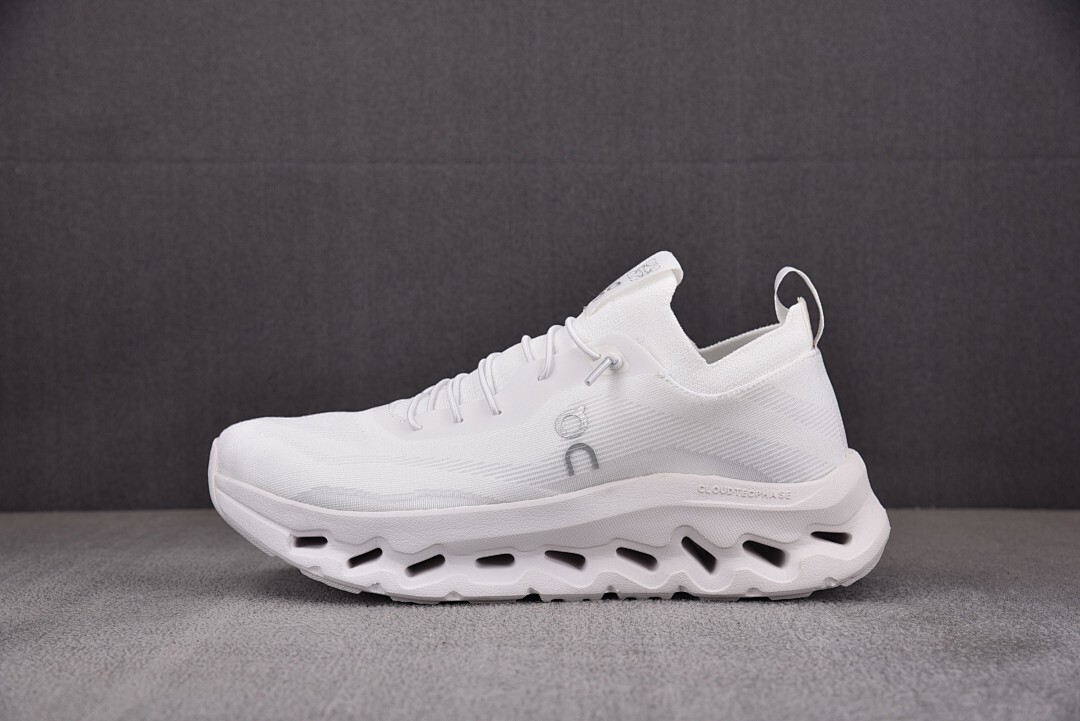 [순원] 로에베 x 온 러닝 클라우드틸트 러닝화 올 화이트 (남여공용)