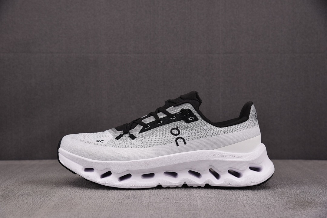 [순원] 온 러닝 클라우드틸트 러닝화 블랙 아이보리 (남여공용)