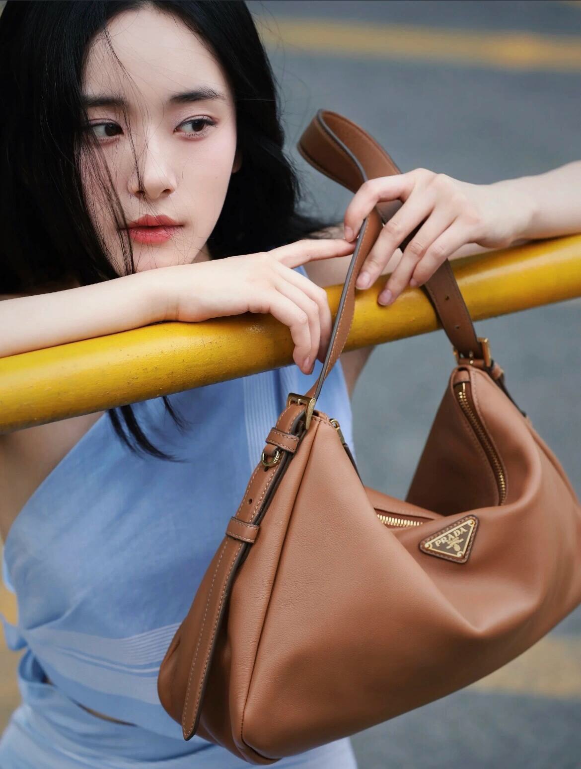 [블프] 프라다 에메 라지 숄더백 카라멜 (여성 가방)
